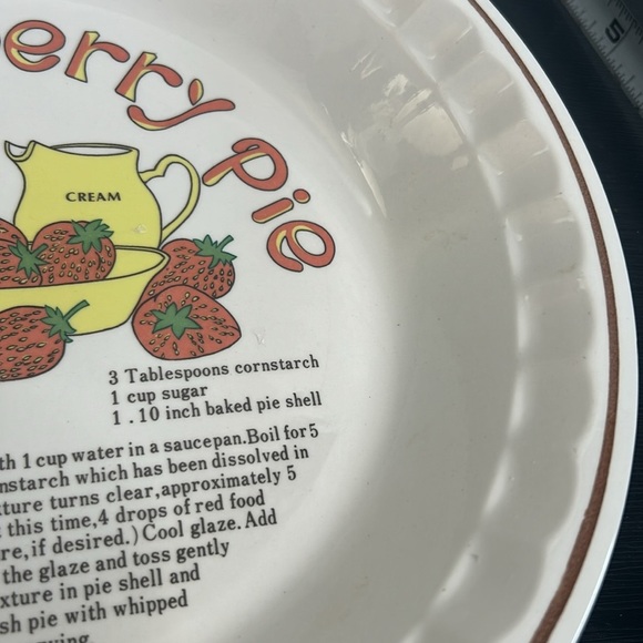 Vintage Strawberry Pie Baking Dish White Ceramic Bakeware Made in Korea - Picture 13 of 15
